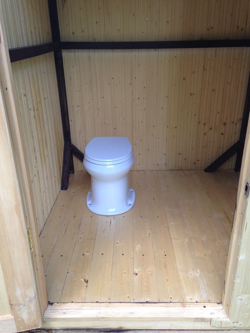 установка унитаза на даче в летнем туалете