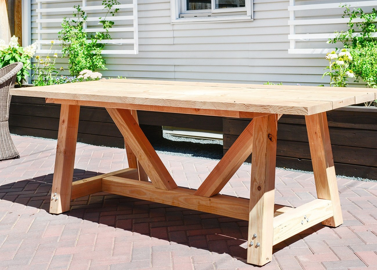 Дачный столик. Стол уличный деревянный. Стол для дачи. Стол деревянный для дачи. Садовый стол из досок.
