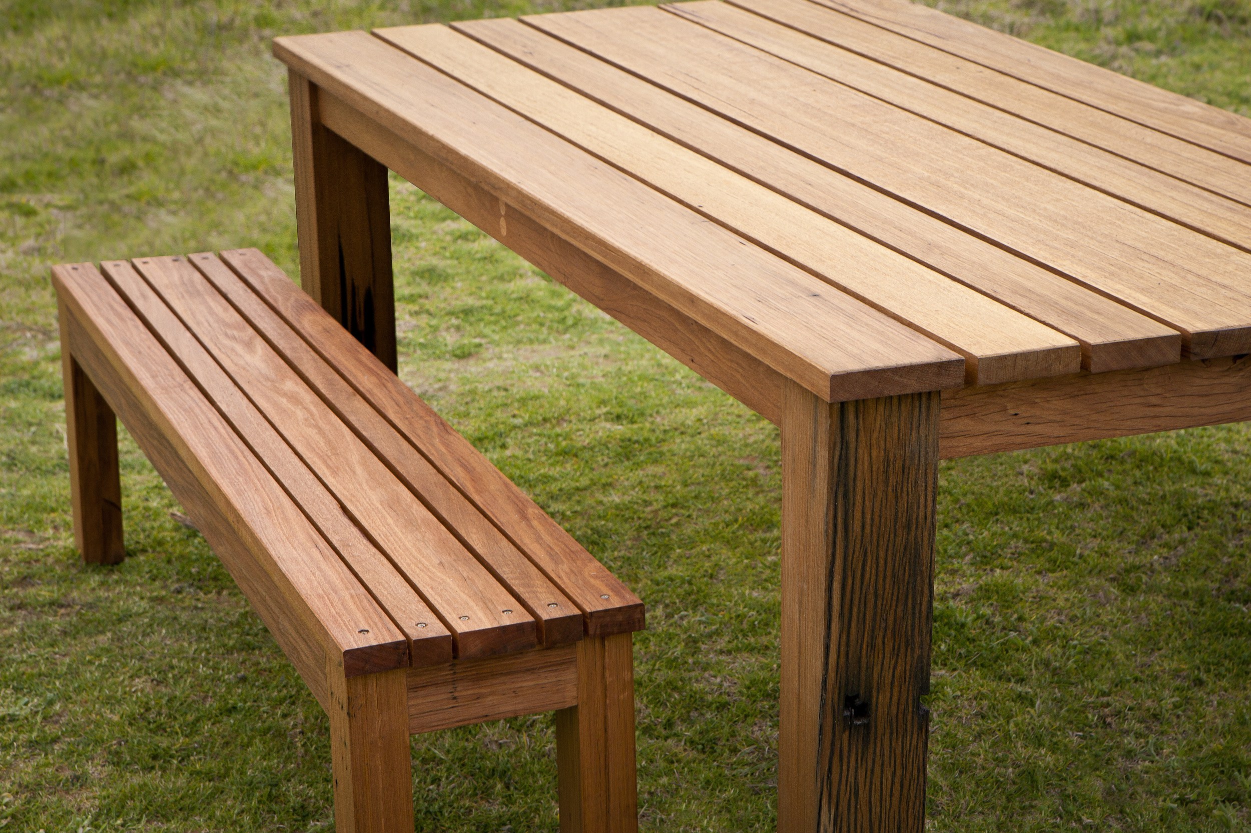 Дачный столик. Стол уличный деревянный. Стол для дачи. Садовый столик из дерева. Стол для дачи из дерева.