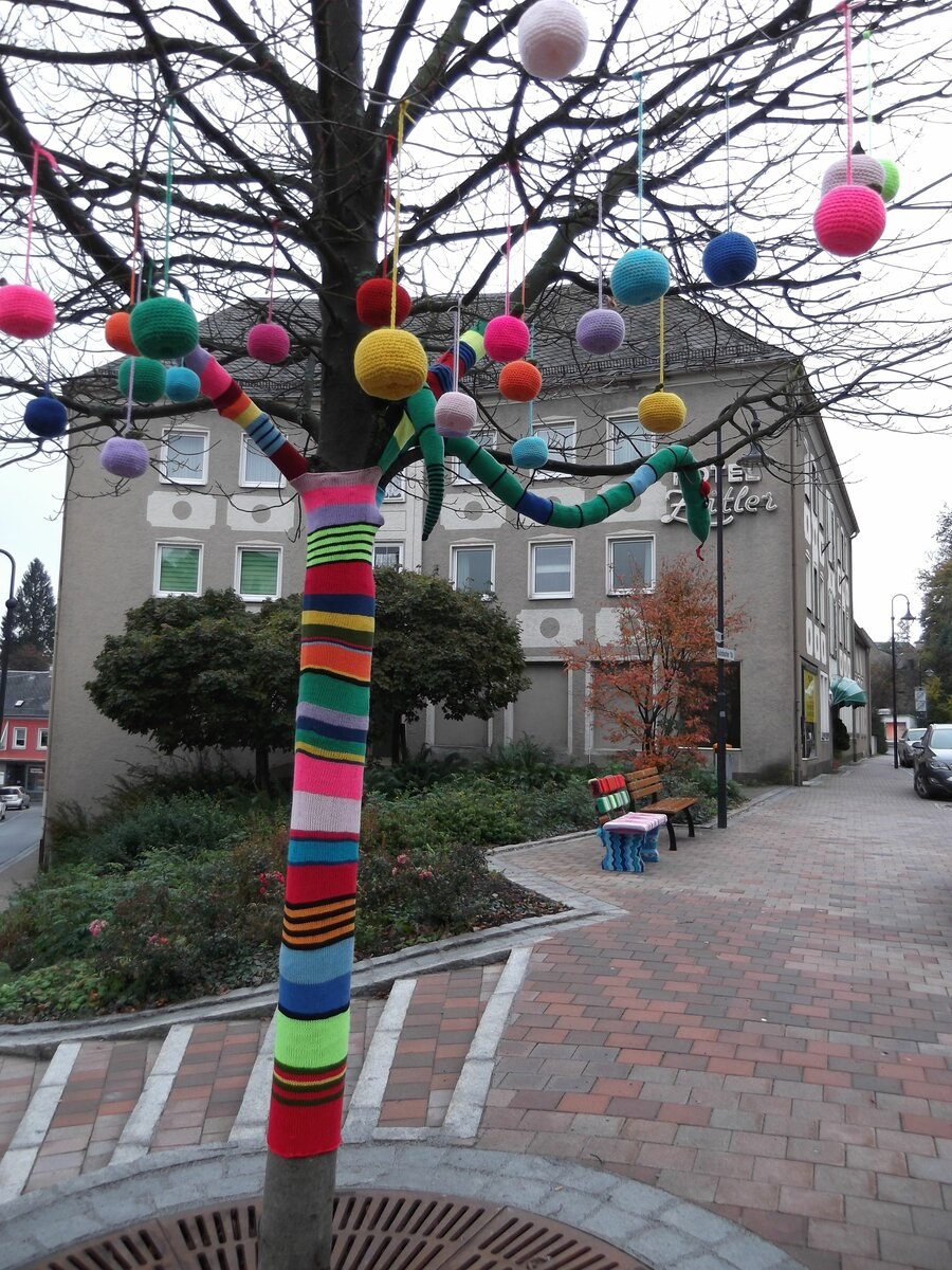 Украшение деревьев в детском саду