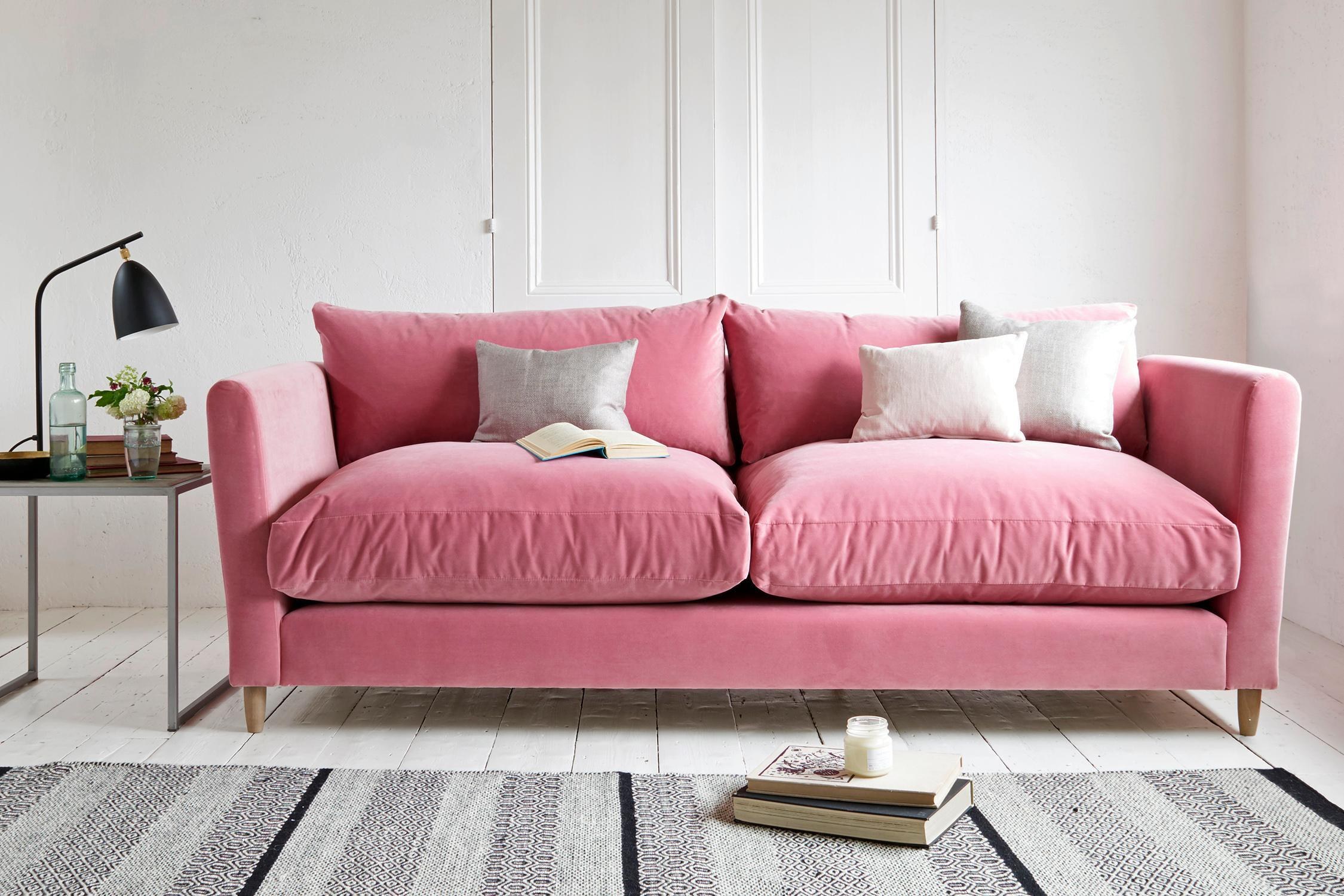 Cat sofa розовые. Диван Hymo Velvet Pink. Розовый диван в интерьере. Диван розового цвета. Пыльно розовый диван в интерьере.