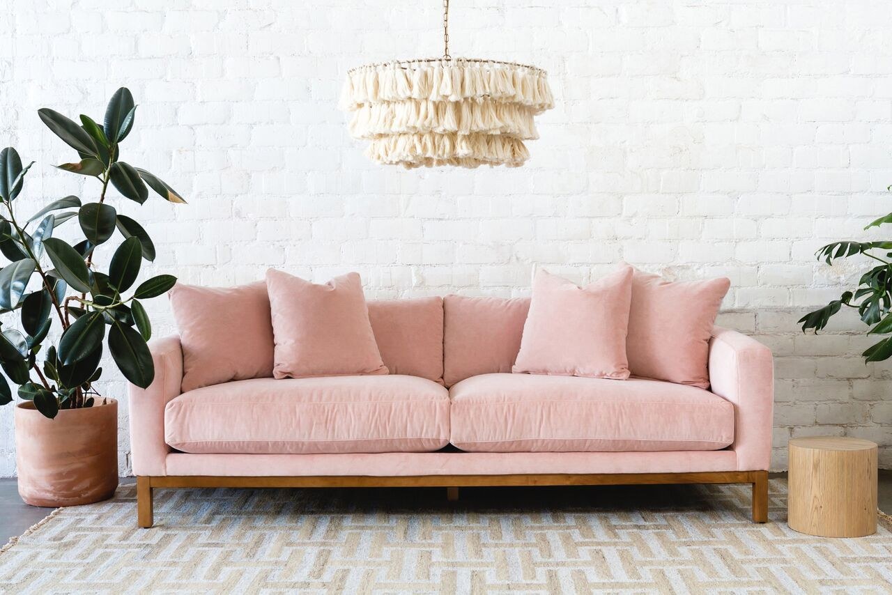 Cat sofa розовые. Розовый диван в интерьере. Нежно розовый диван. Розовый диванчик. Розовый бархатный диван.