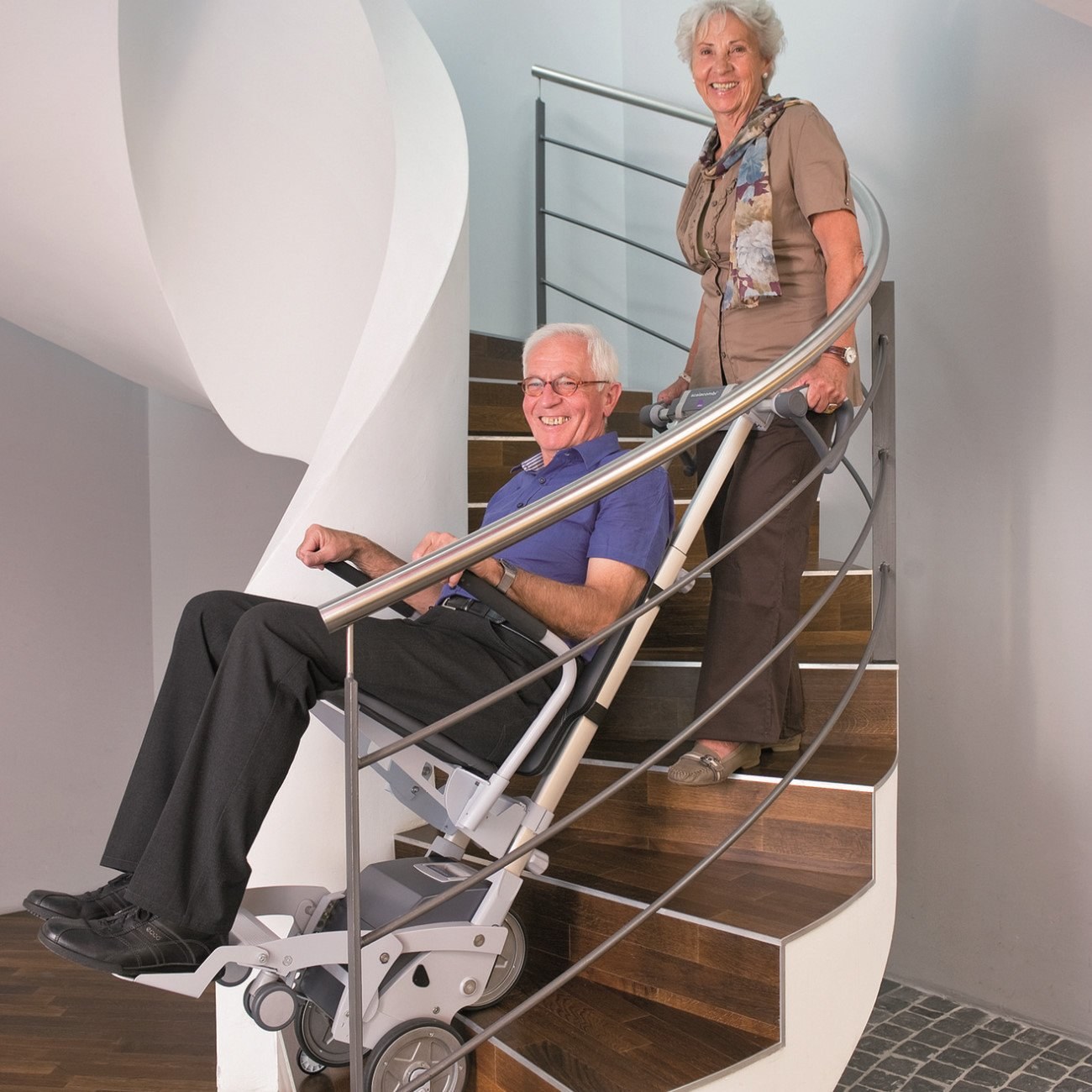 Шагающее кресло. Мобильный лестничный подъемник - ступенькоход Sano pt s 130. Подъемник мобильный лестничный Scalamobil. Лестничный подъемник для инвалидов Stairmax. Гусеничный подъемник для инвалидов по лестнице.