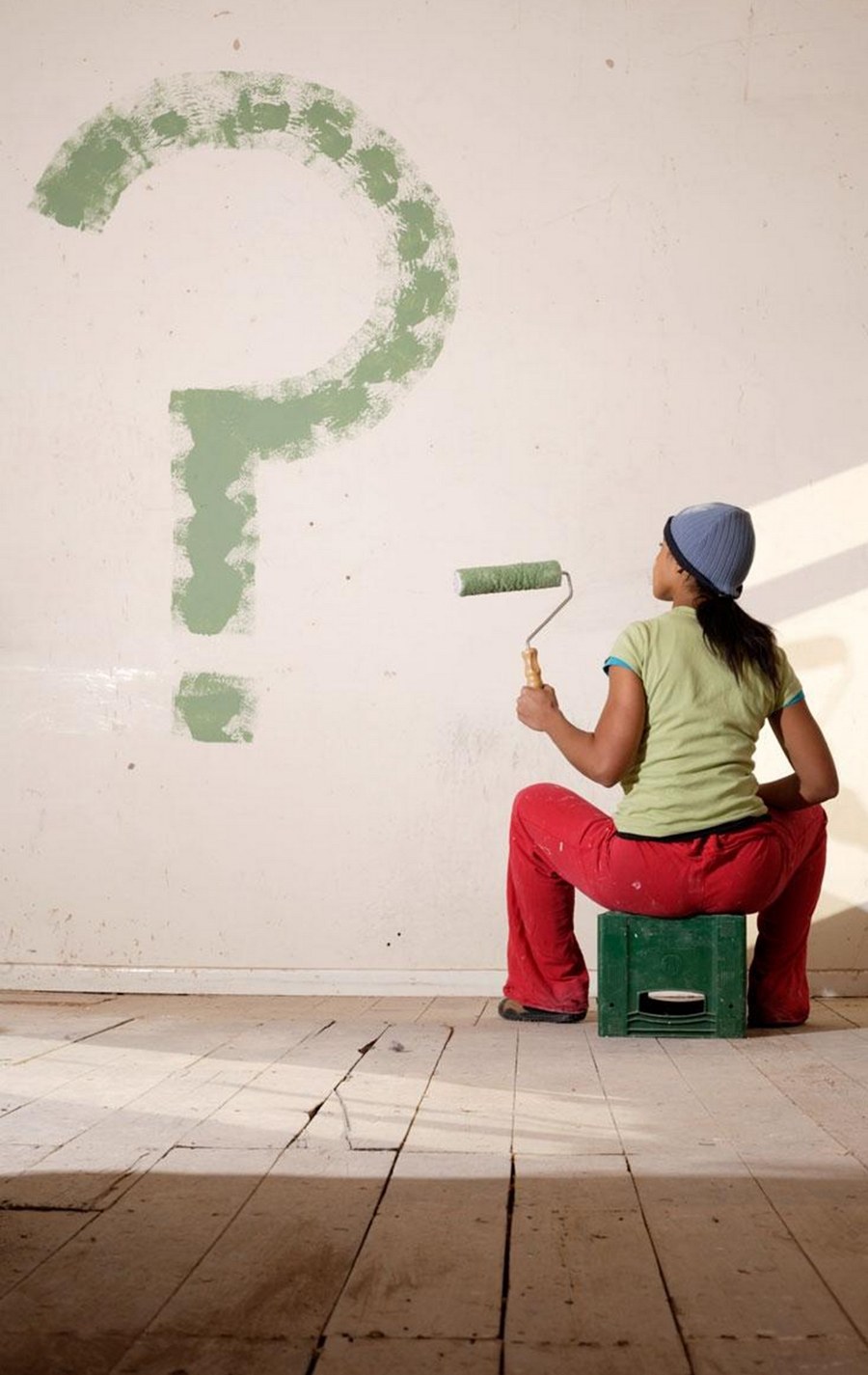 Парень и девушка делают ремонт