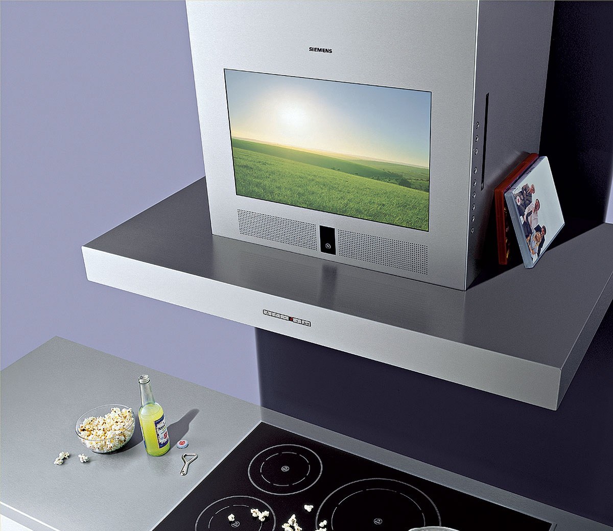 Встроенные кухонные телевизоры. Вытяжка Сименс с телевизором. Встраиваемый телевизор для кухни. Вытяжка с телевизором на кухню. Телевизор встроенный в вытяжку.