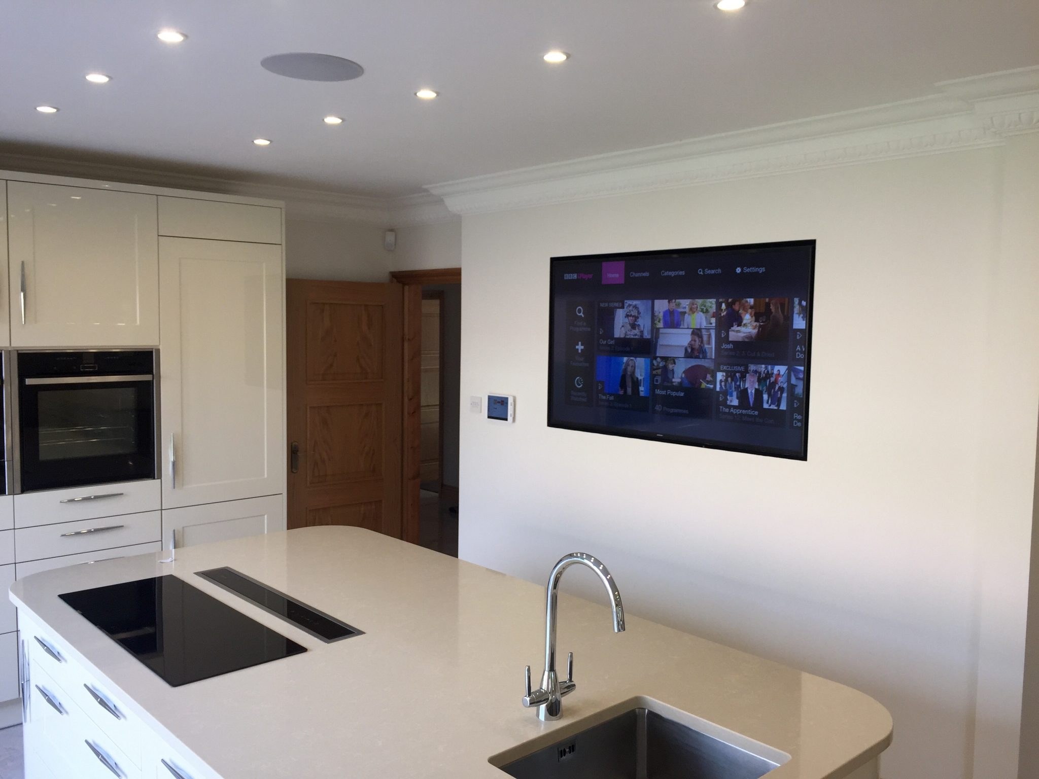 Телевизор на кухню с wifi. Кухня с телевизором на стене. Телевизор встроенный в кухню. Телевизор на кухне. Встроенный телевизор в кухонный гарнитур.
