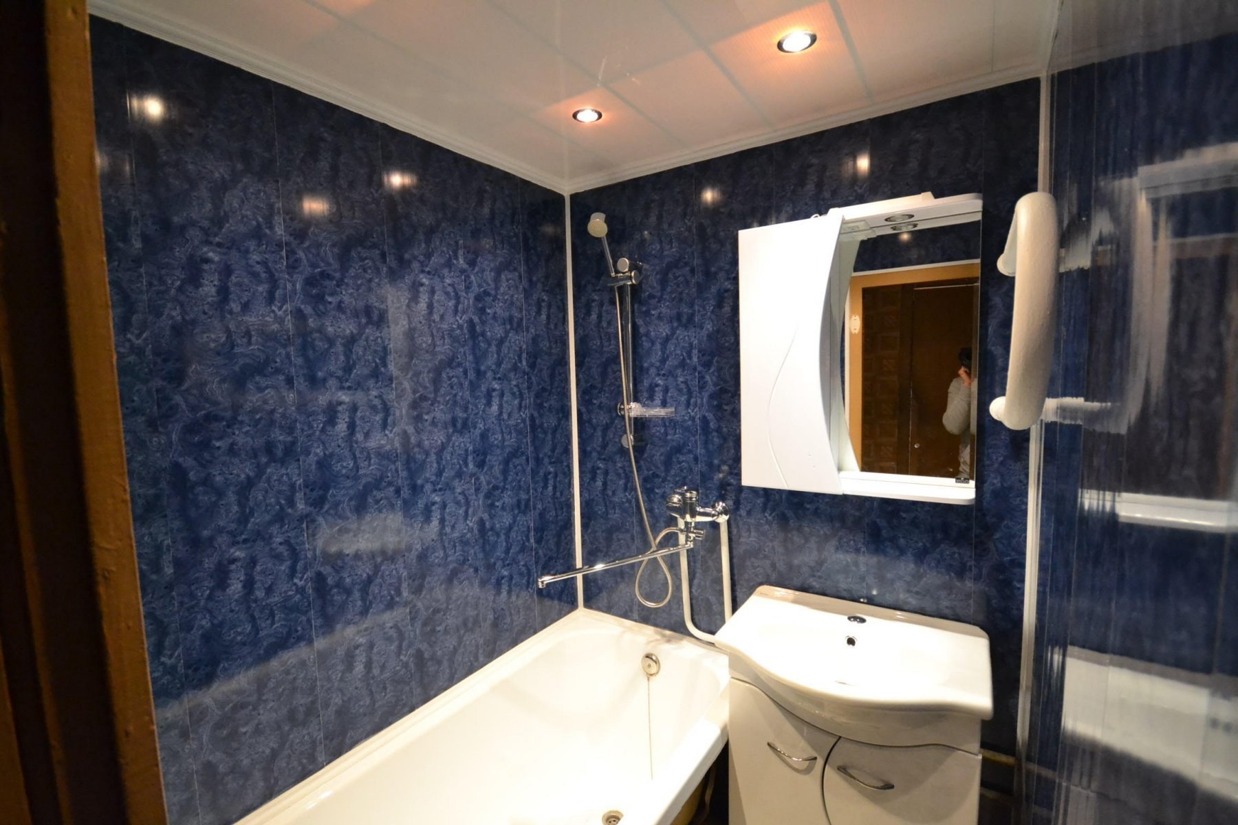 Чем можно обшить ванную. Отделка ванной комнаты панелями ПВХ. Ванная комната отделанная панелями. Ванная комната из пластиковых панелей. Ванная комната отделанная пластиковыми панелями.