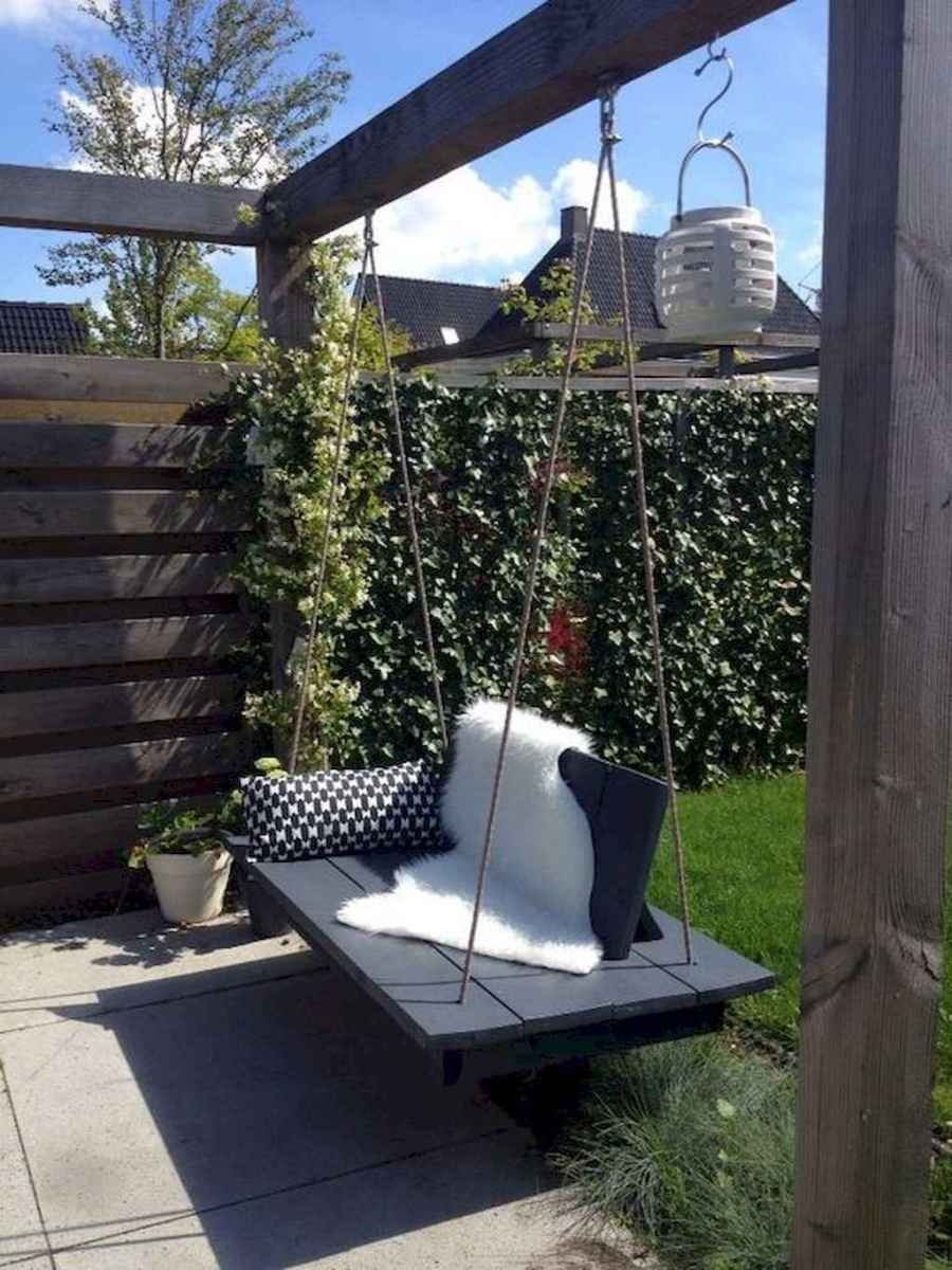 Садовая качель в ландшафте