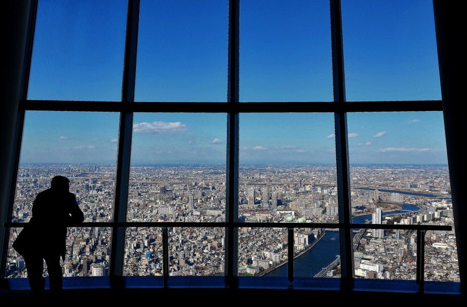 Вид на город из окна небоскреба