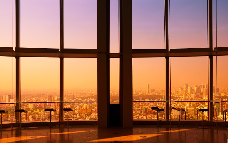 Большие окна с видом на город