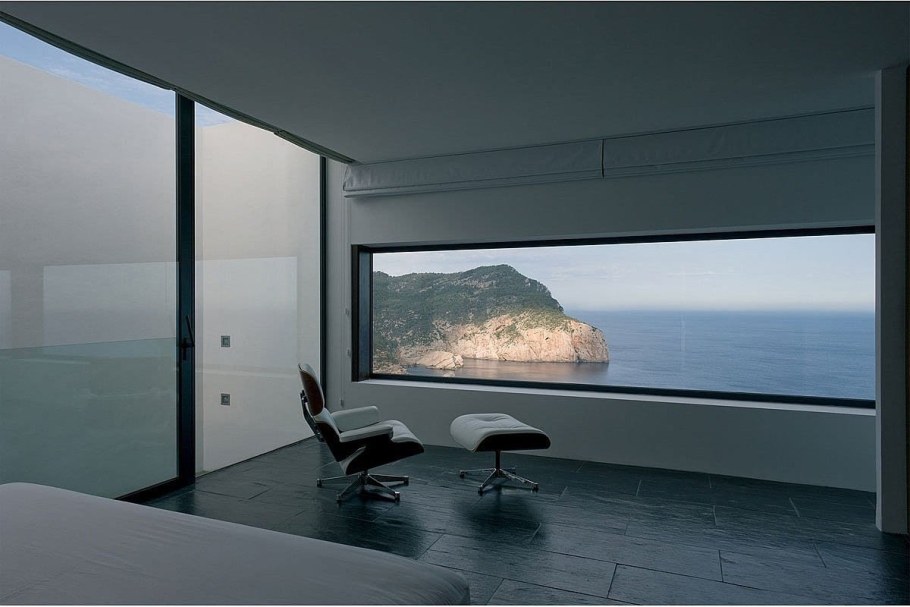 Рабочее место с видом на океан