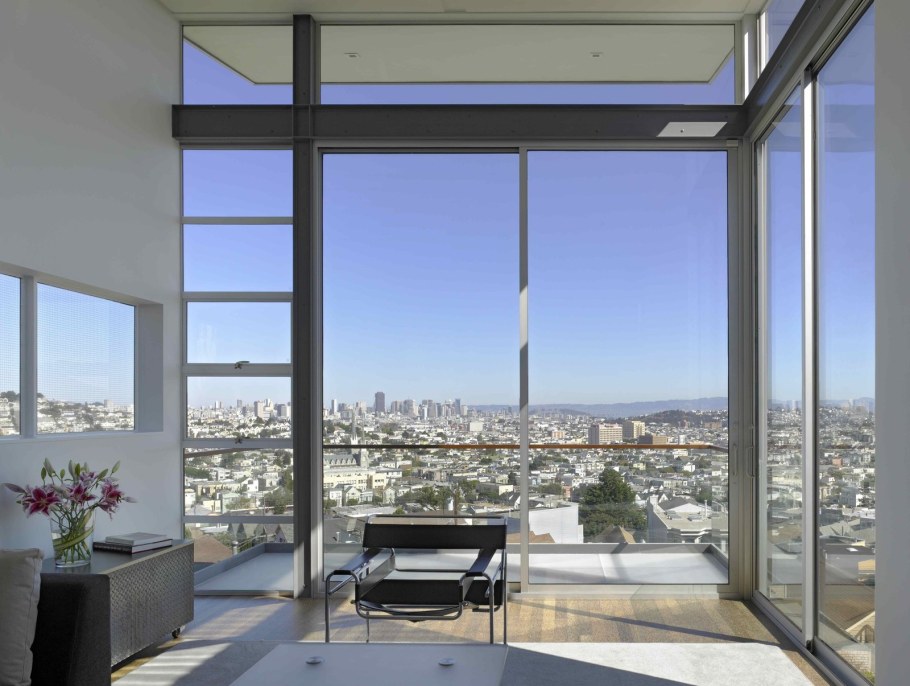 Панорамные окна на высоком этаже