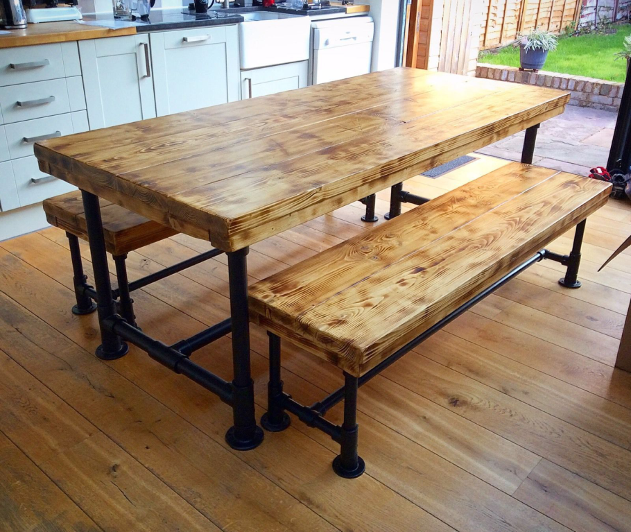 Стол из металла и досок