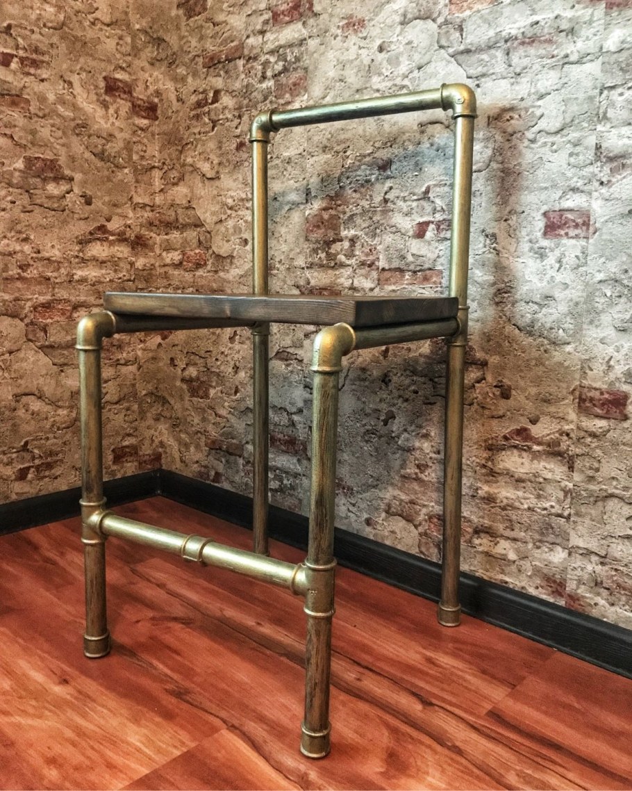 Стул из водопроводных труб