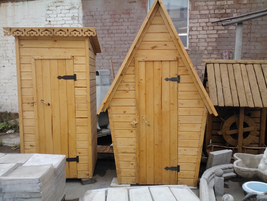 Туалет дачный деревянный