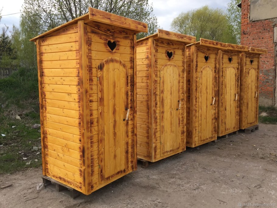 Деревянный туалет