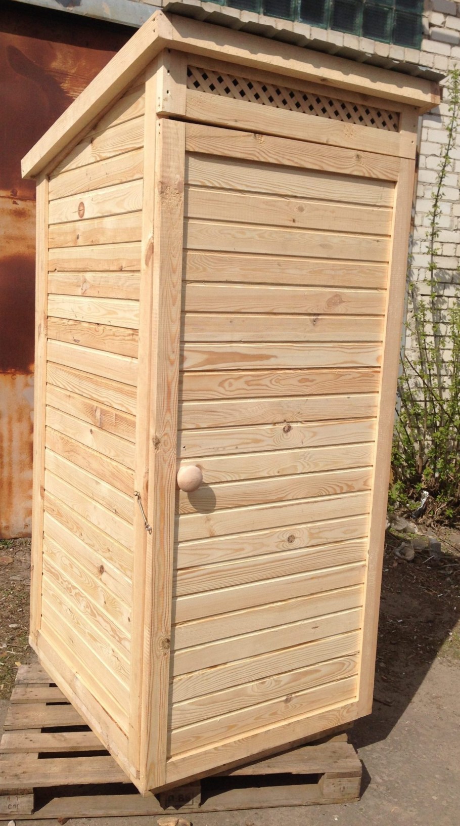 Деревянный туалет