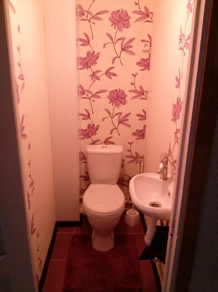 Туалет обклеить панелями