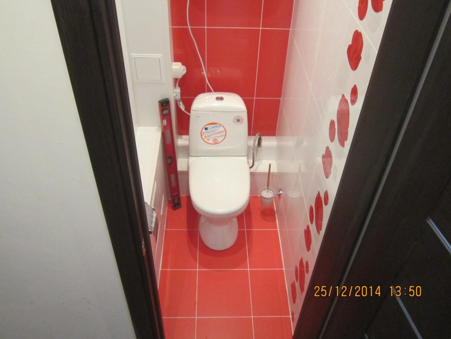 Красно белая отделка панелями туалет