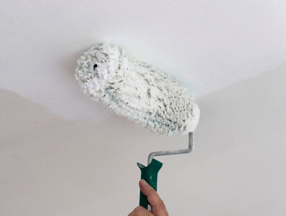 Грунтование потолка