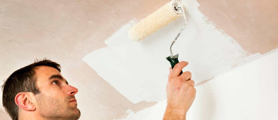 Огрунтовка поверхности потолка