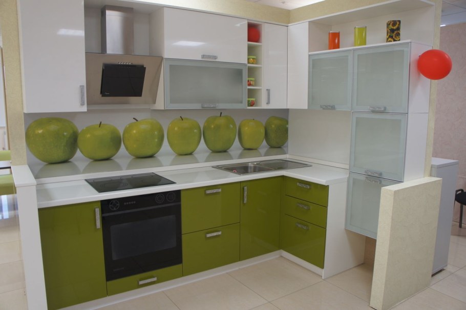 Кухонный гарнитур угловой в алюминиевой рамке