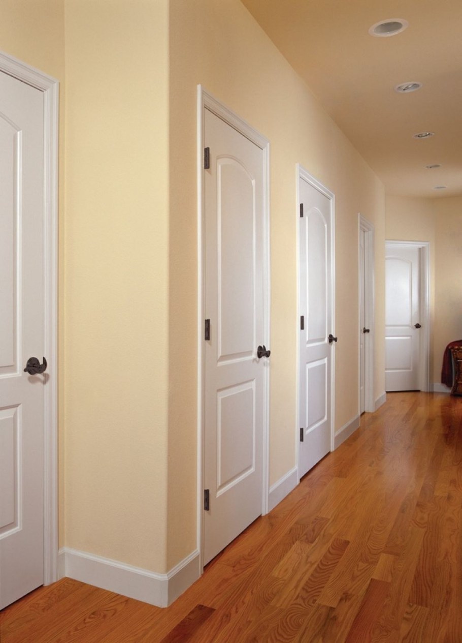 Входная дверь в прихожей