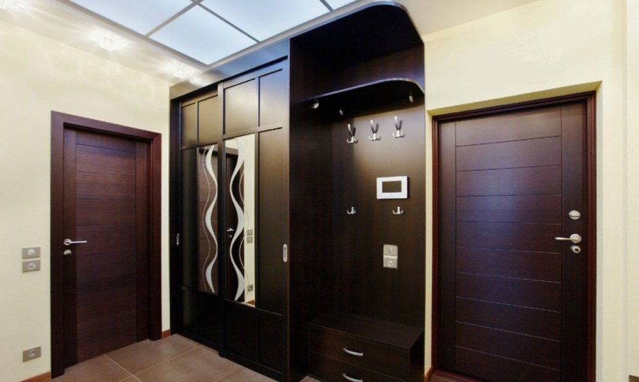Двери в коридоре