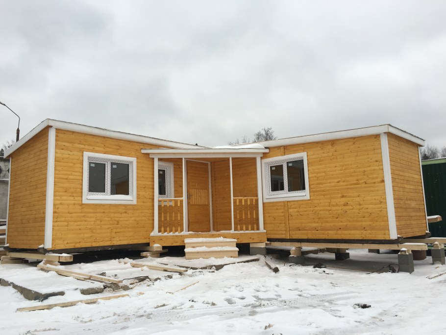 Домик из бытовки