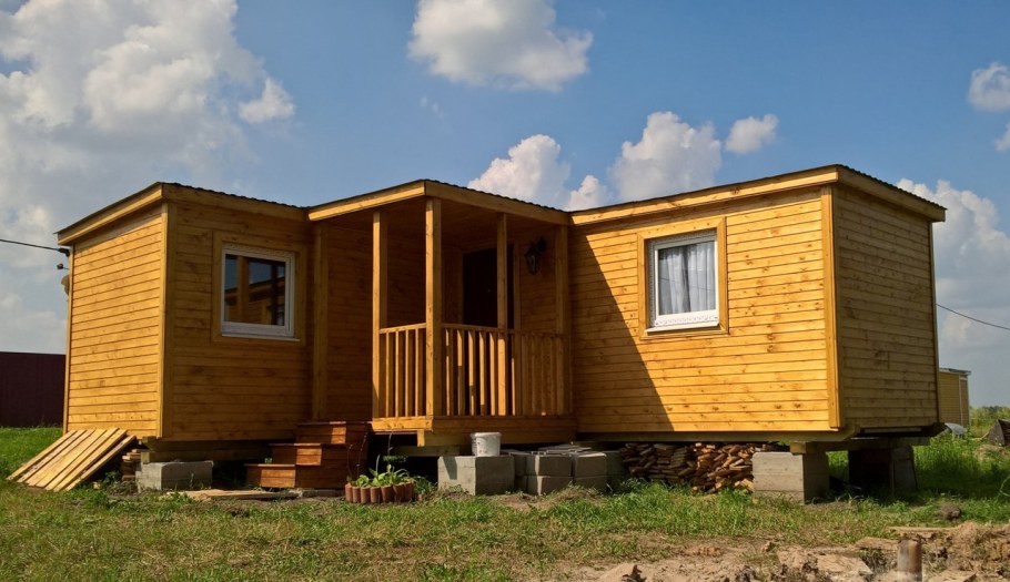 Домик из вагончика с террасой