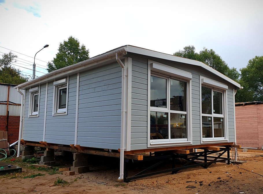 Дачная бытовка с верандой Зодчий