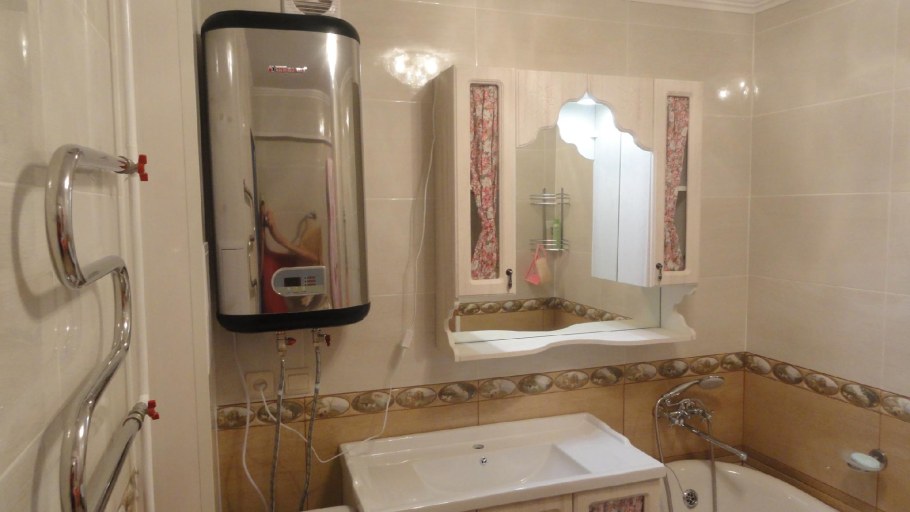 Декор газовой трубы на кухне