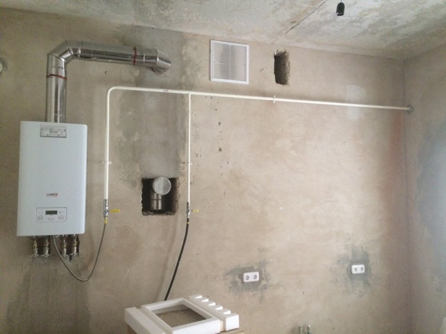 Газовая труба у плиты