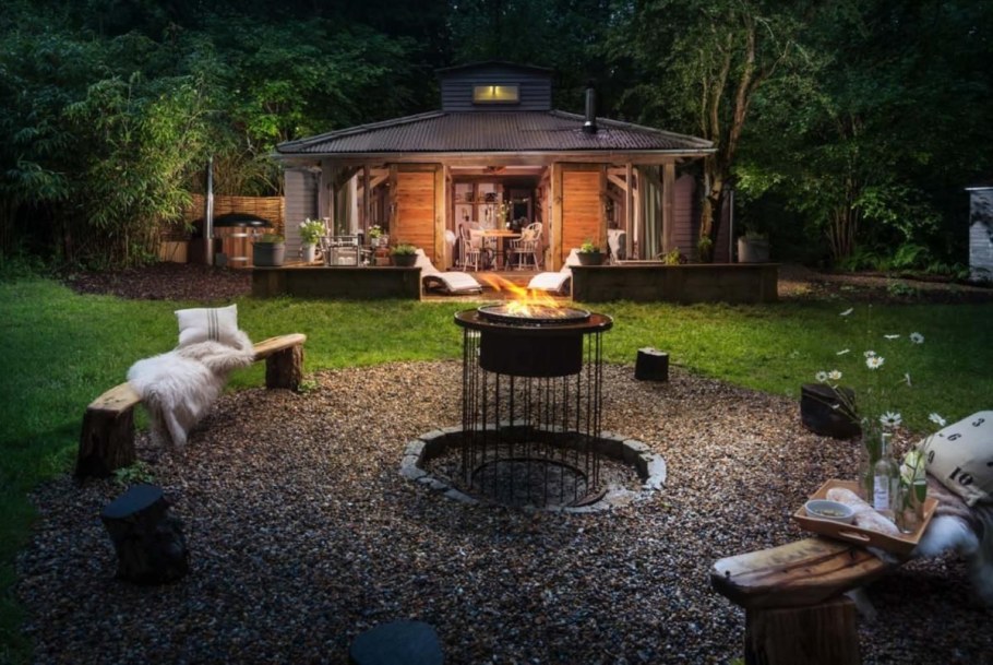 Стол на природе с шашлыками