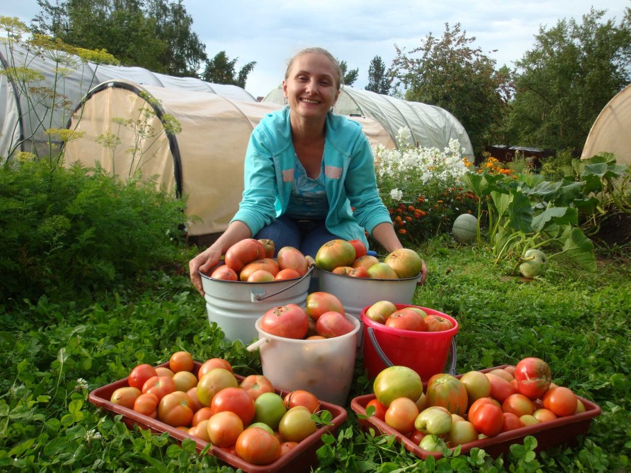 Женщина на грядке