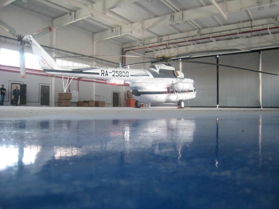 Черный наливной пол