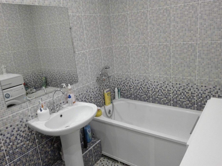 Отделка маленькой ванной комнаты плиткой в квартире