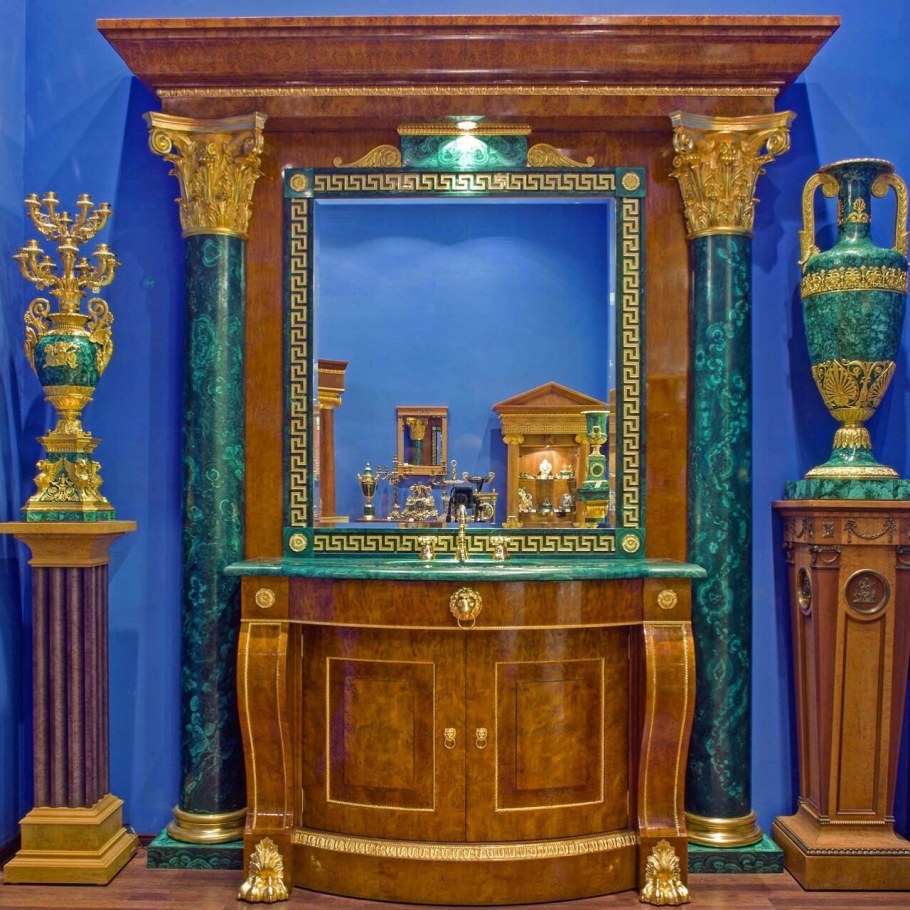 Малахитовая ваза приписывается а.Воронихину. 1808—1810. Малахит, бронза