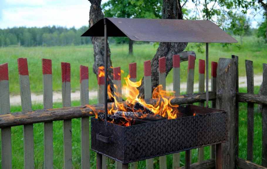 Зона барбекю с кострищем