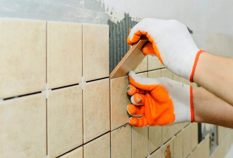 Укладка плитки в ванной на стены