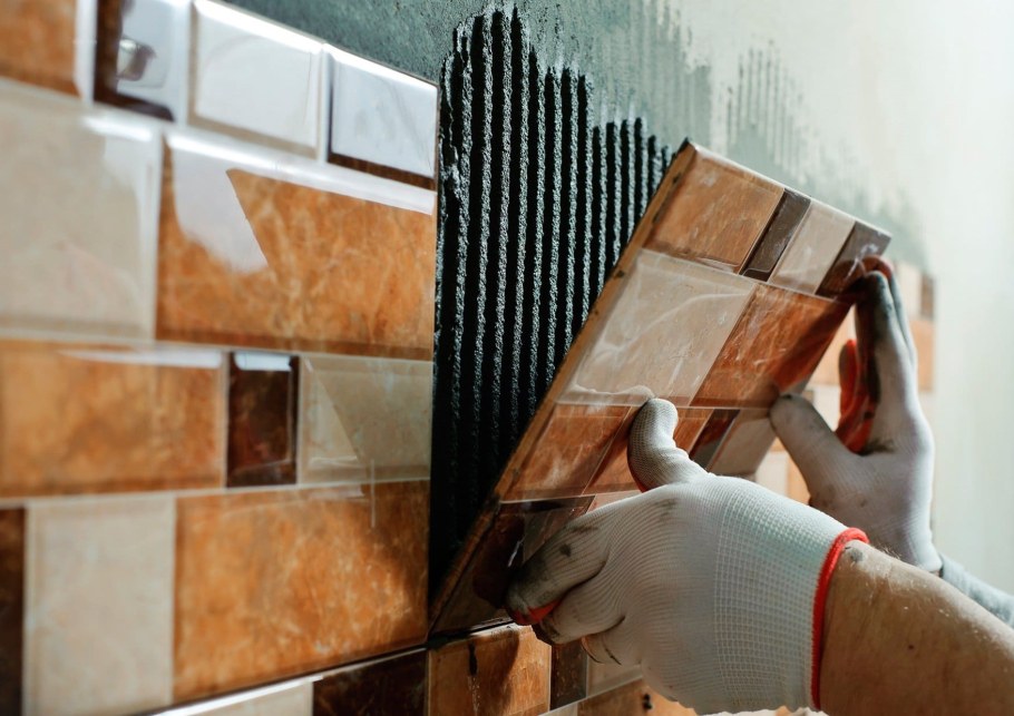 Укладка плитки на стену