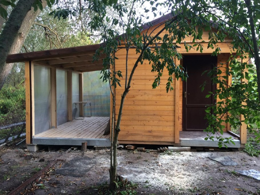 Сарай с навесом для отдыха