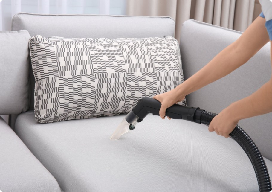 Химчистка дивана мужчина