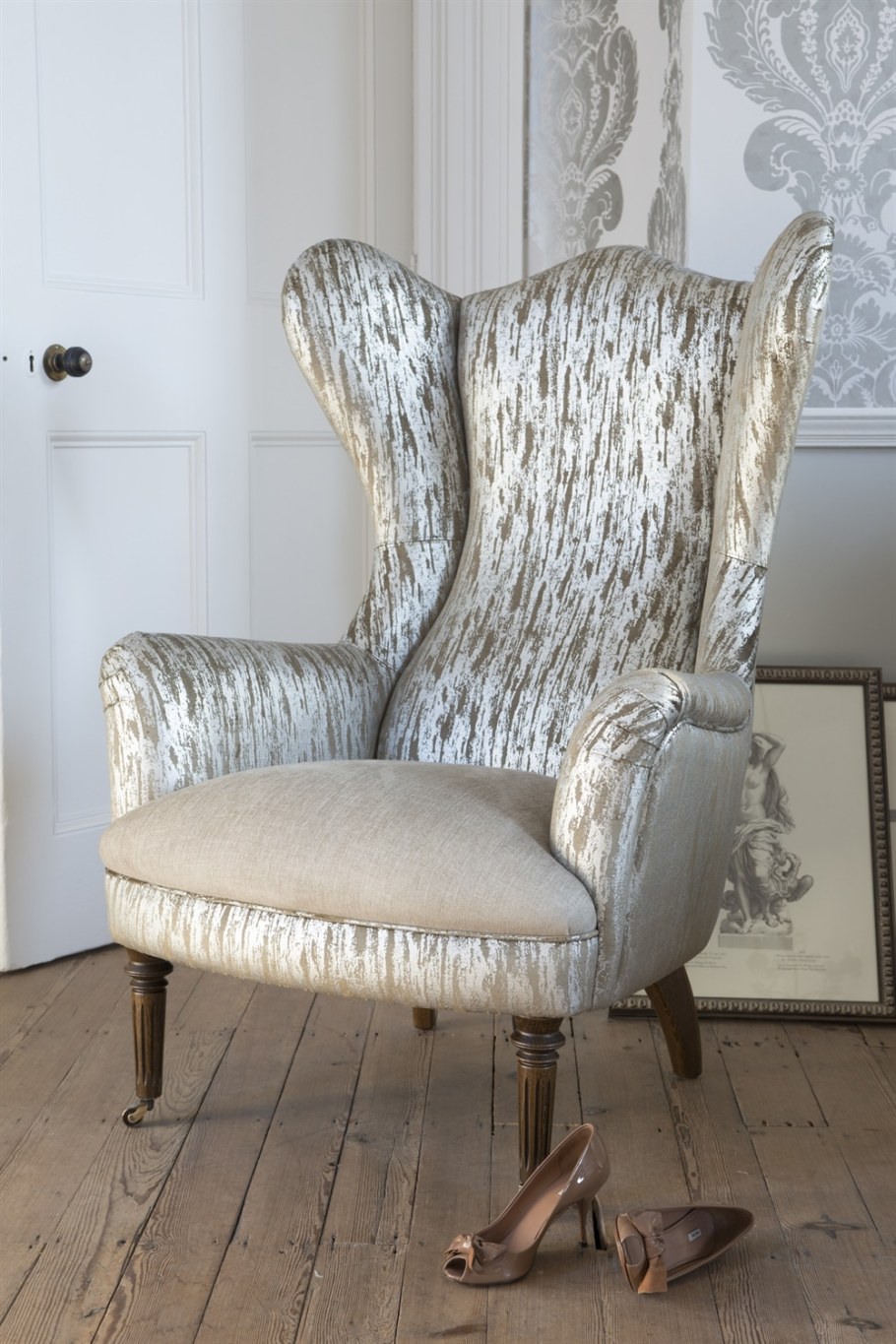 Красное кресло в интерьере