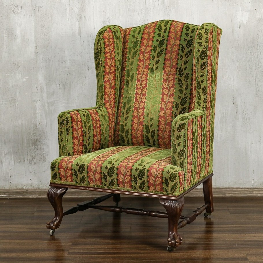 Старинное вольтеровское кресло