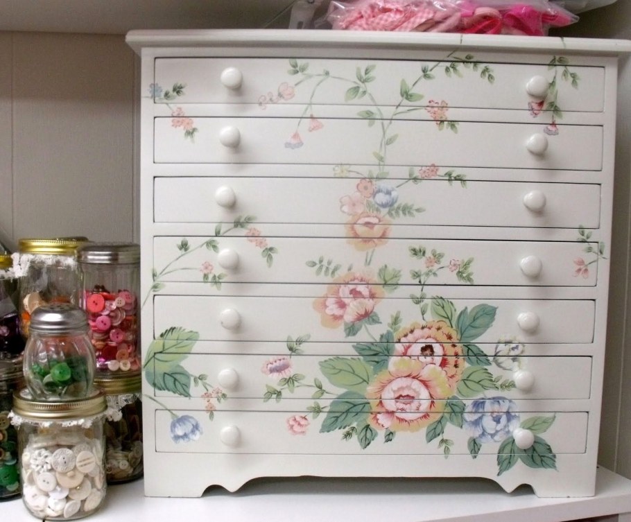 Дизайнерская роспись мебели