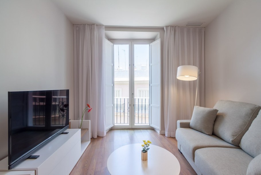 Интерьер угловой комнаты с двумя окнами