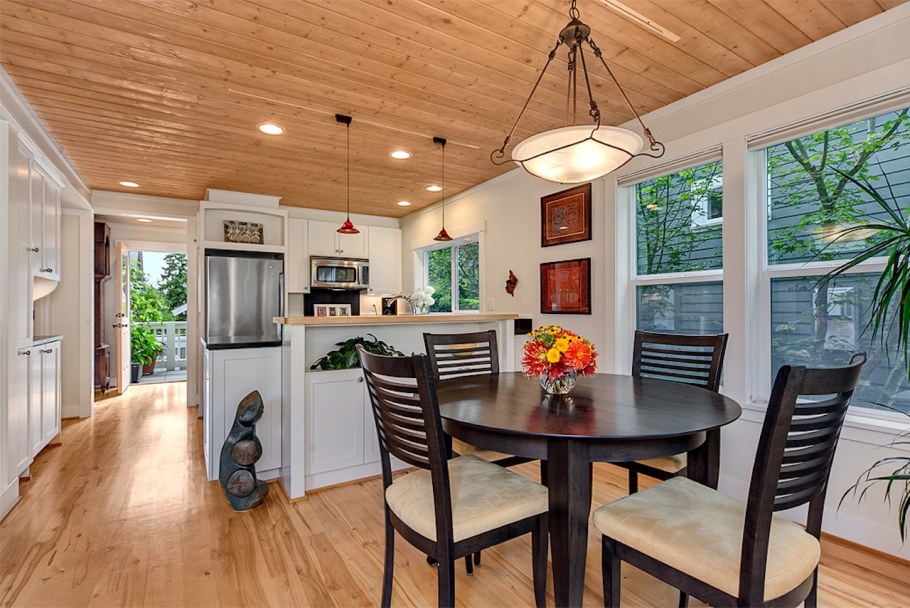 Кухня в маленьком дачном домике