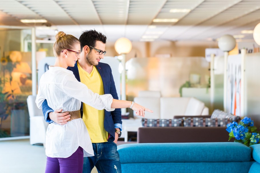 Покупатель в мебельном магазине