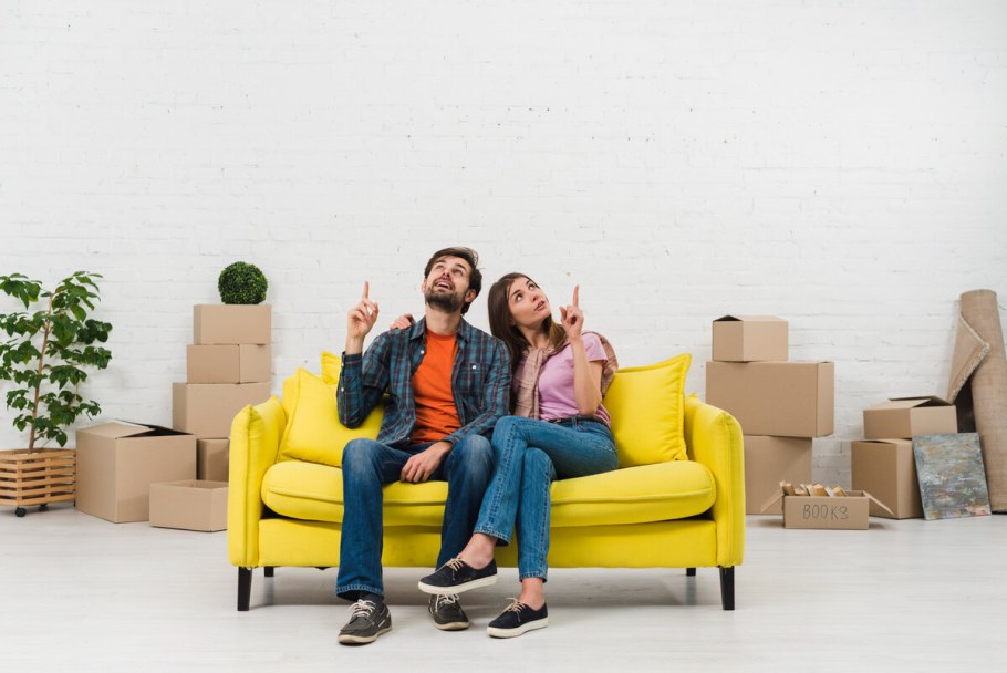 Семья на диване